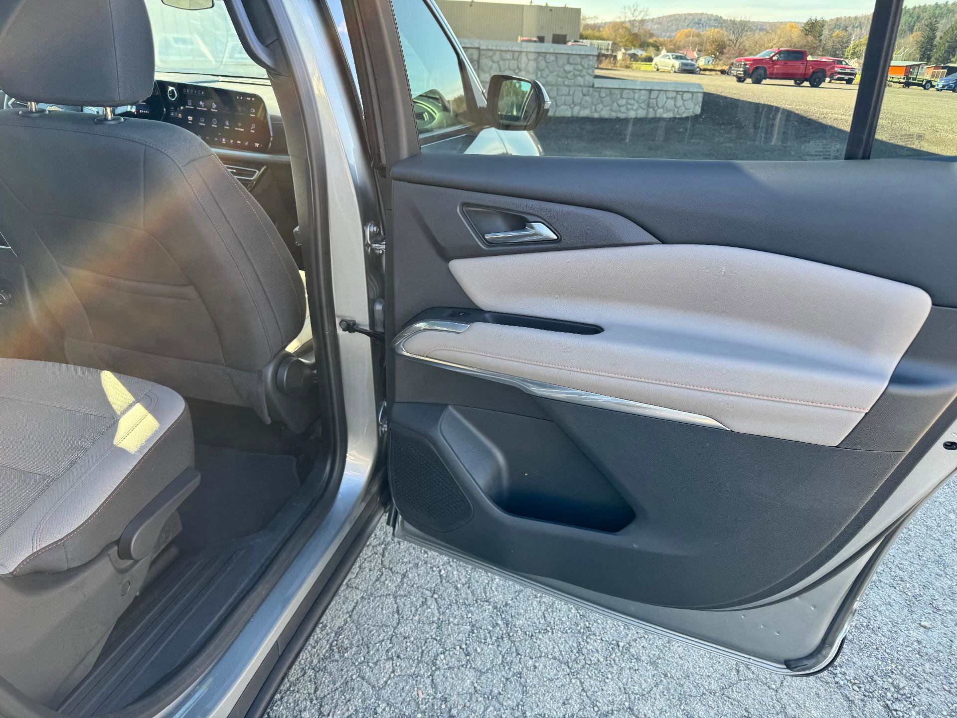 Used 2025 Chevrolet Traverse LT image 43