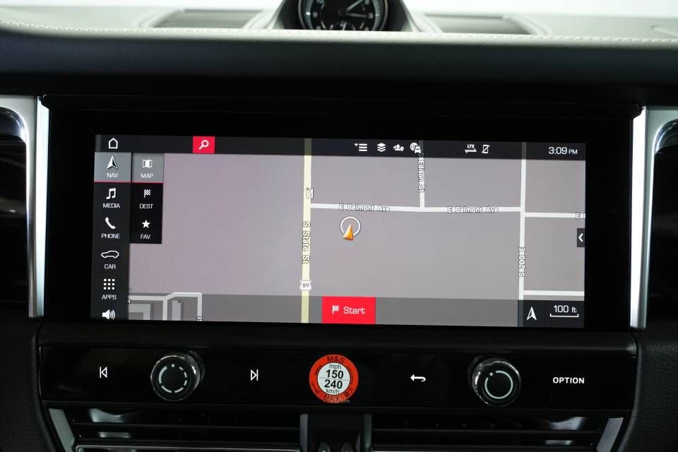 Certified 2025 Porsche Macan AWD/4WD image 19