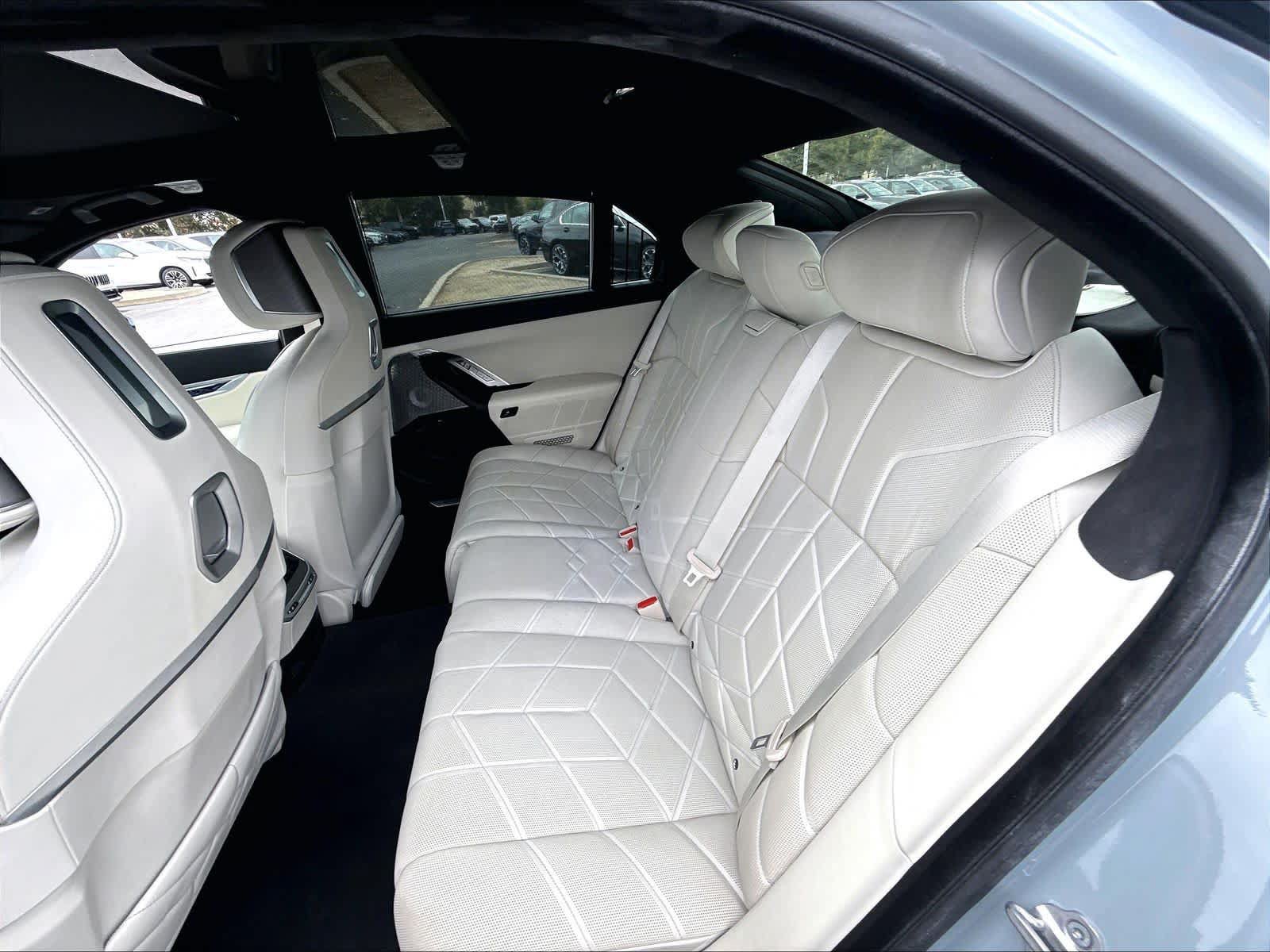Used 2023 BMW i7 xDrive60 AWD/4WD image 25