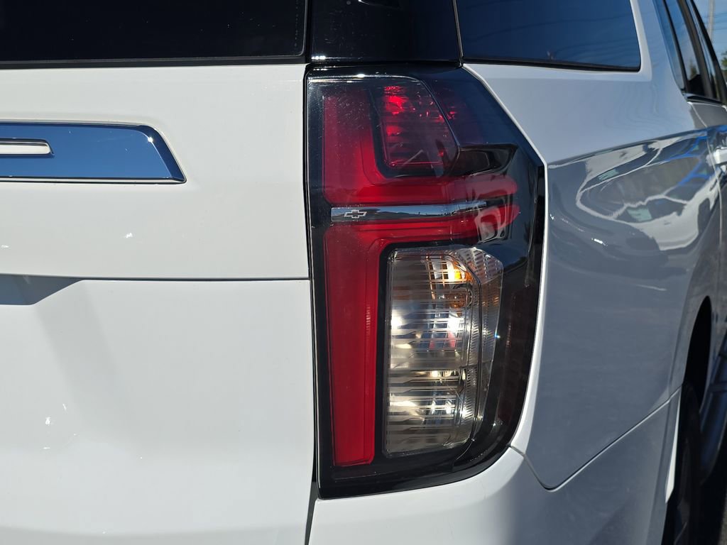 Used 2022 Chevrolet Suburban LT w/ Luxury Package RWD image 8