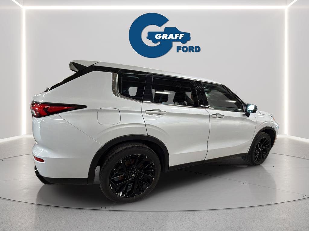 Used 2023 Mitsubishi Outlander SE Black Edition image 8