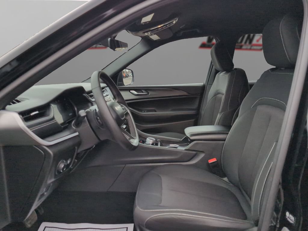 Used 2025 Jeep Grand Cherokee Laredo w/ Luxury Tech Group I image 9