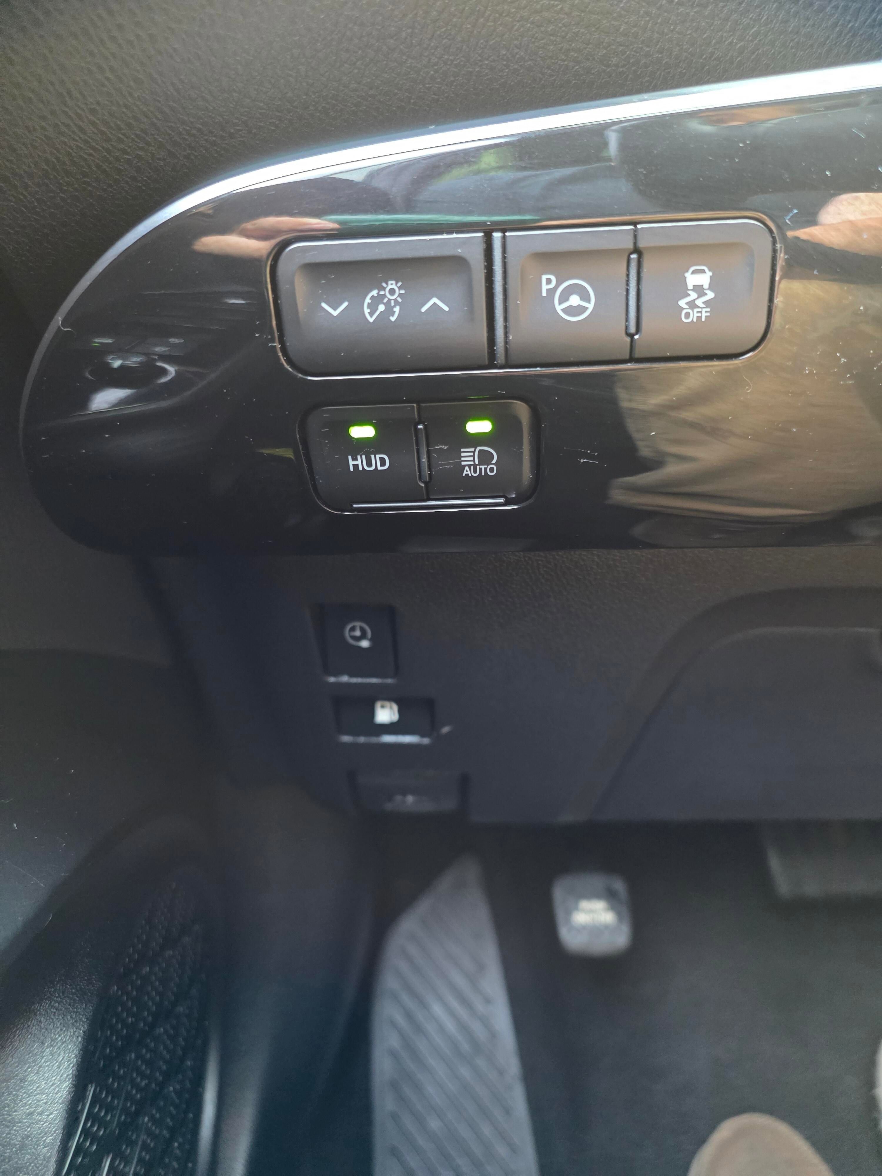Used 2020 Toyota Prius Prime Limited w/ Carpet Mat Package FWD image 21