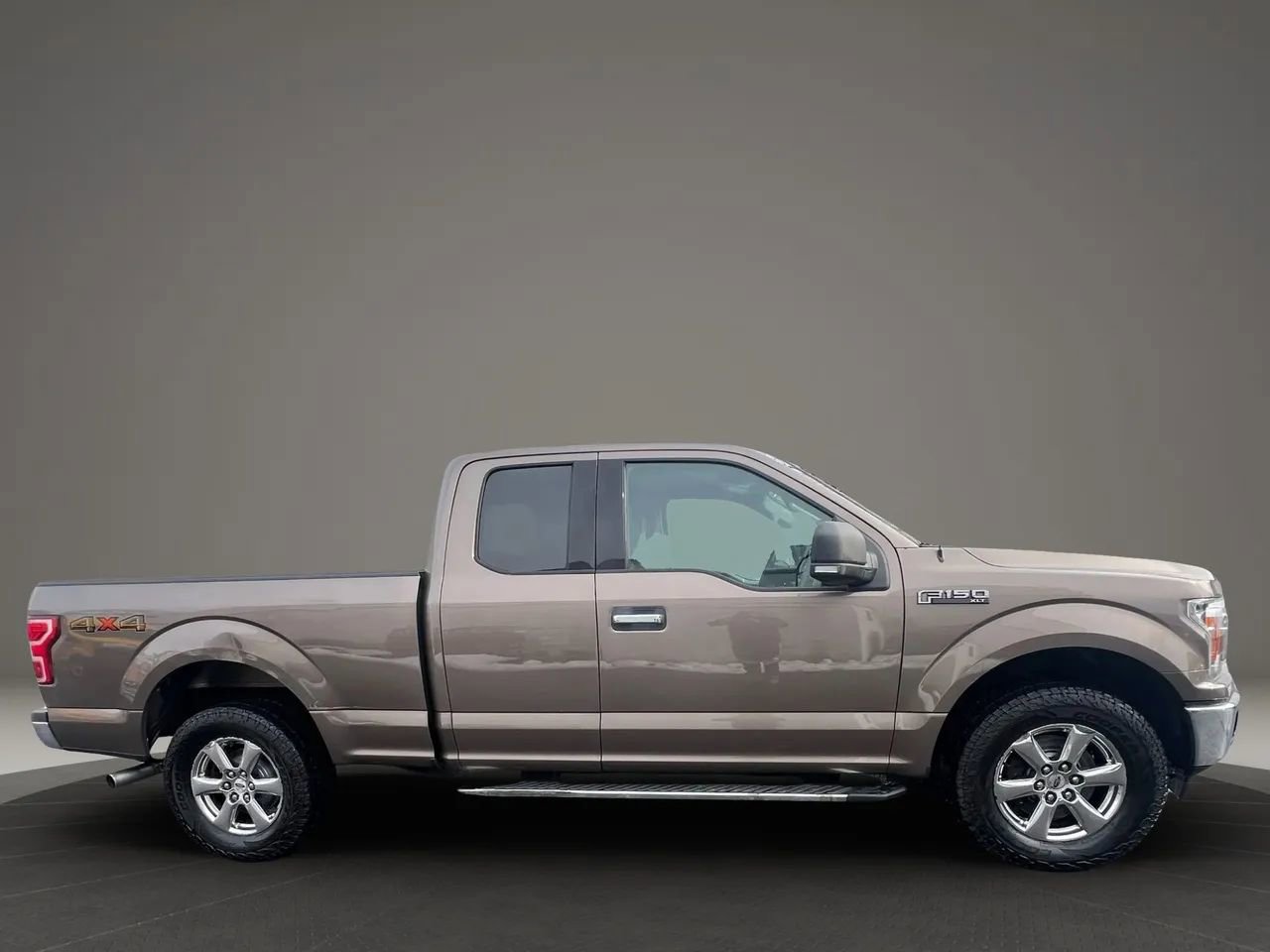 Used 2018 Ford F150 XLT w/ Equipment Group 302A Luxury AWD/4WD image 4