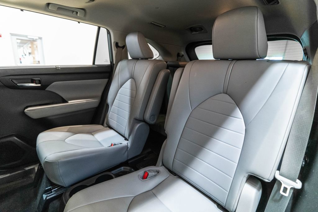 Used 2020 Toyota Highlander XLE AWD/4WD image 32