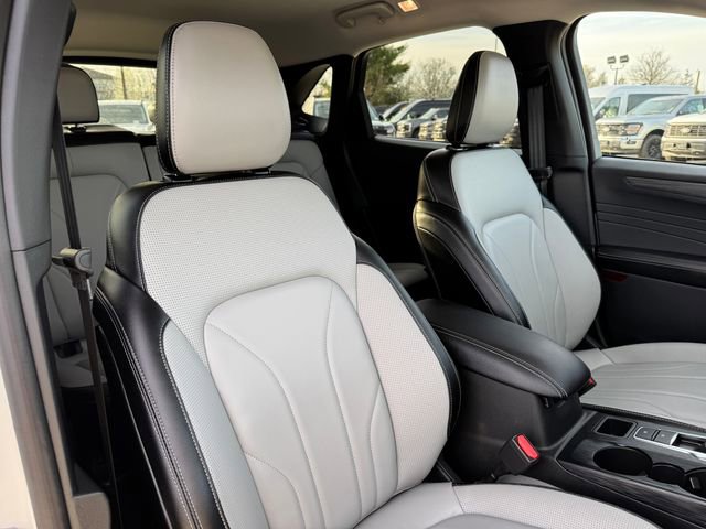 Certified 2025 Ford Escape SE w/ PHEV Premium Package image 19