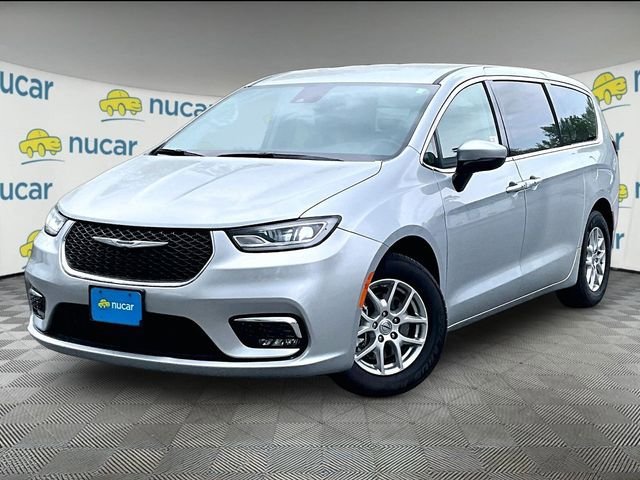 Used 2023 Chrysler Pacifica Touring-L FWD image 12