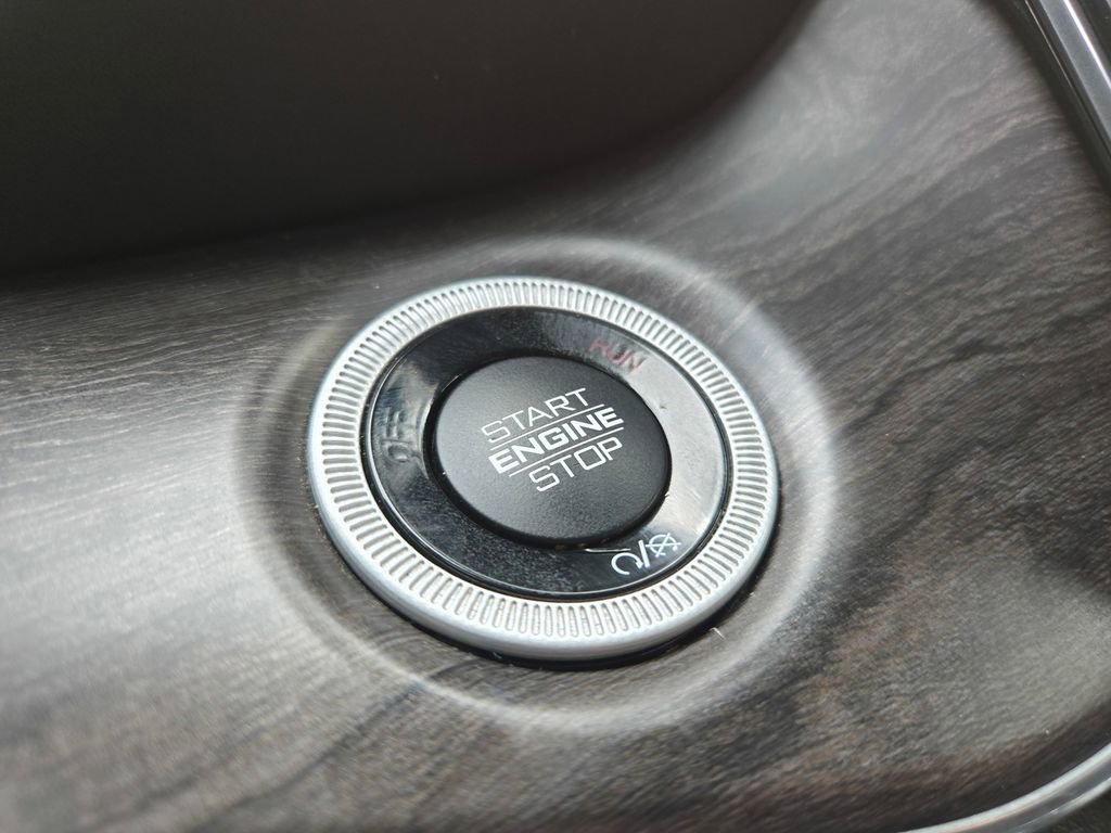 Used 2022 Jeep Grand Cherokee Overland w/ Advanced Protech Group III image 19