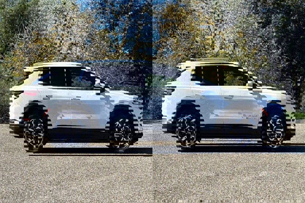 New 2026 Chevrolet Equinox EV LT image 3