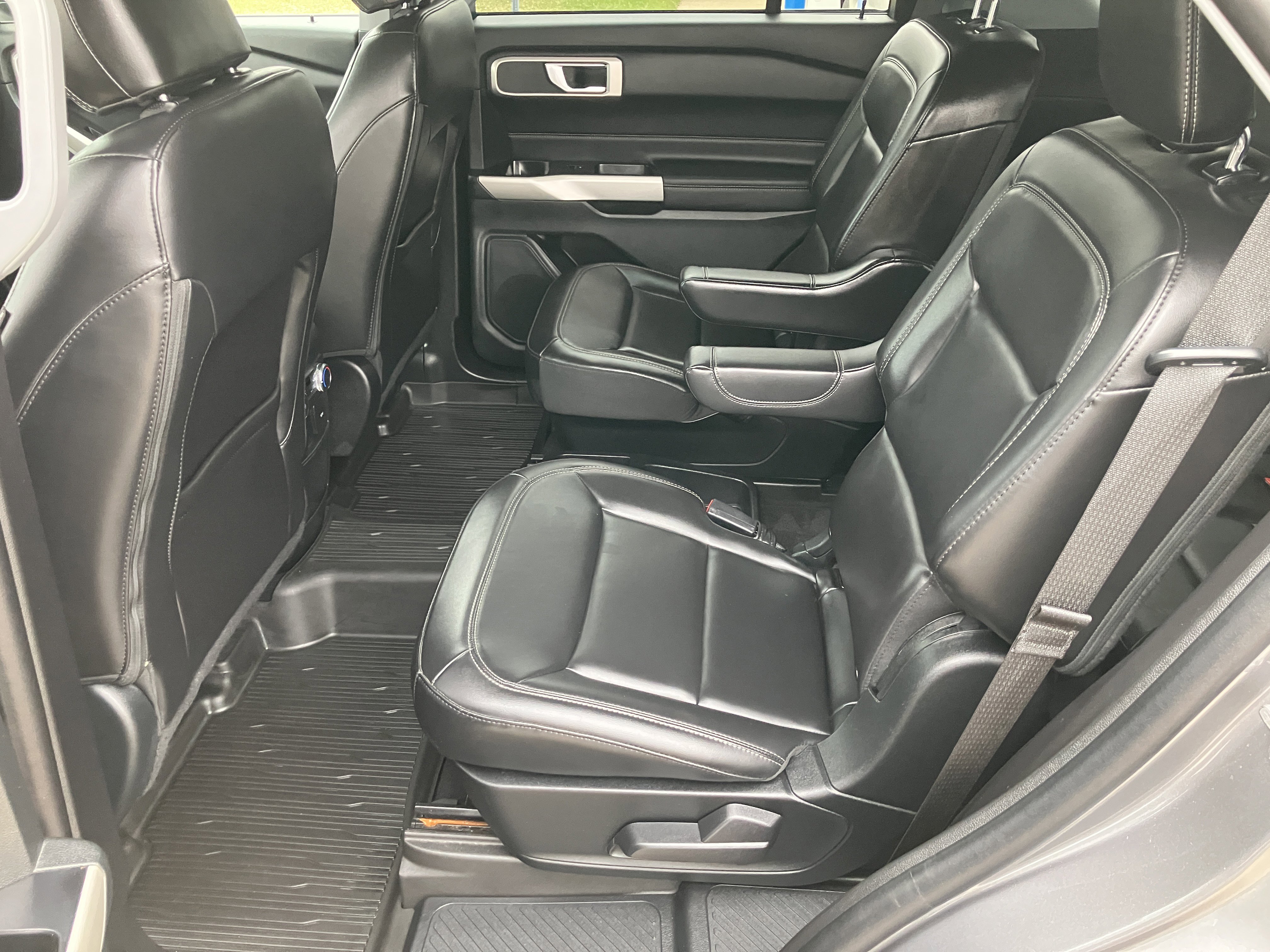 Used 2021 Ford Explorer XLT w/ Equipment Group 202A AWD/4WD image 14