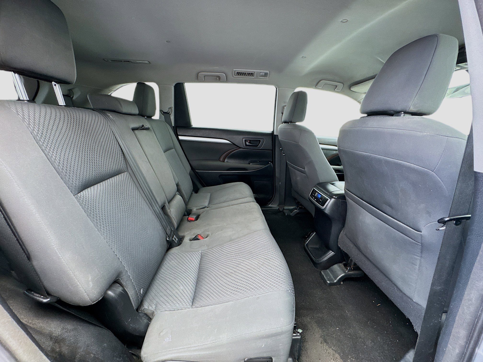 Used 2015 Toyota Highlander LE image 19