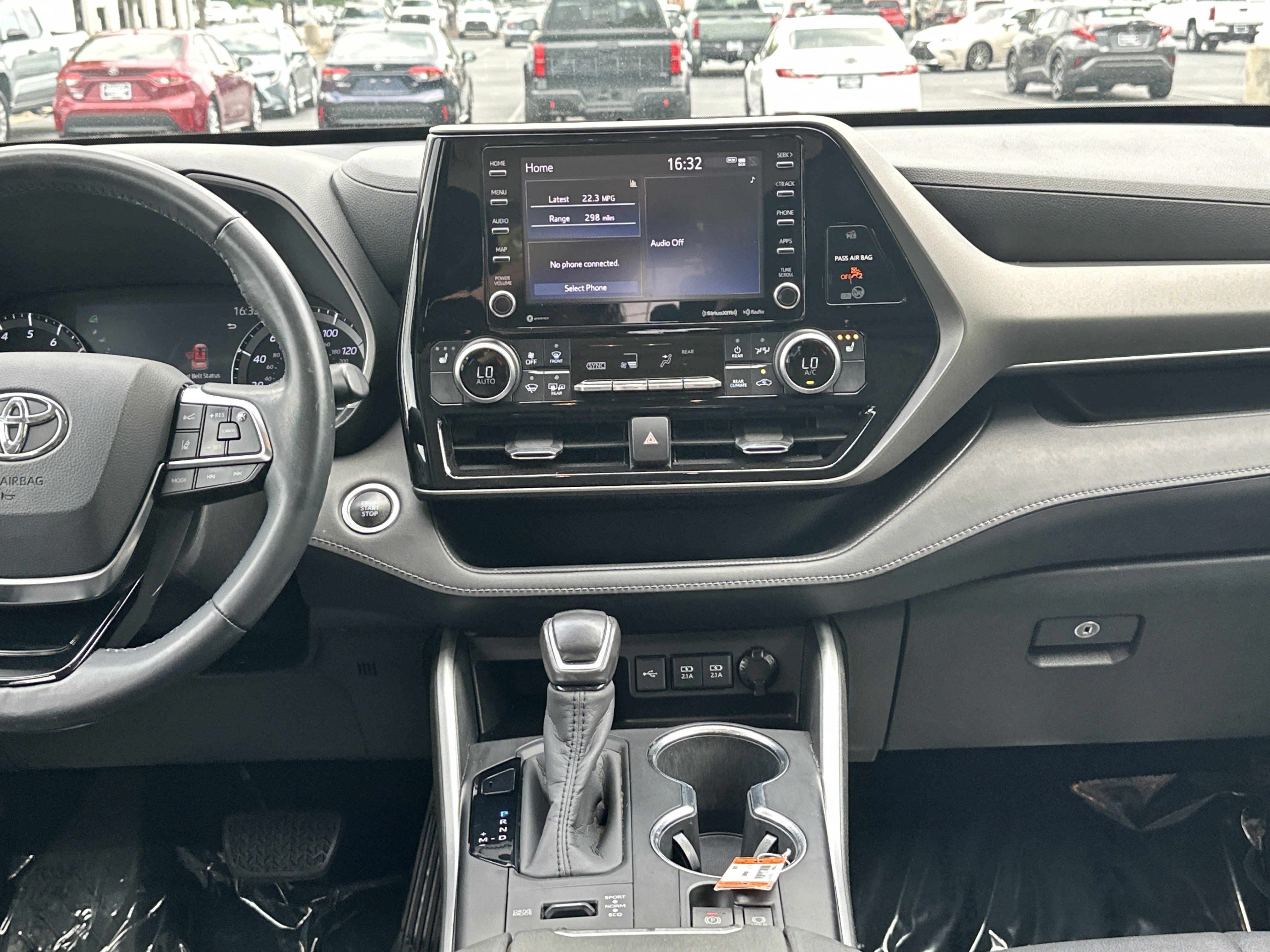 Used 2020 Toyota Highlander XLE AWD/4WD image 30