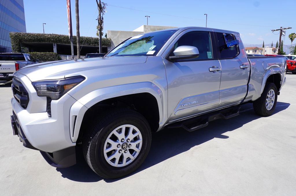 Certified 2025 Toyota Tacoma SR5 AWD/4WD image 4