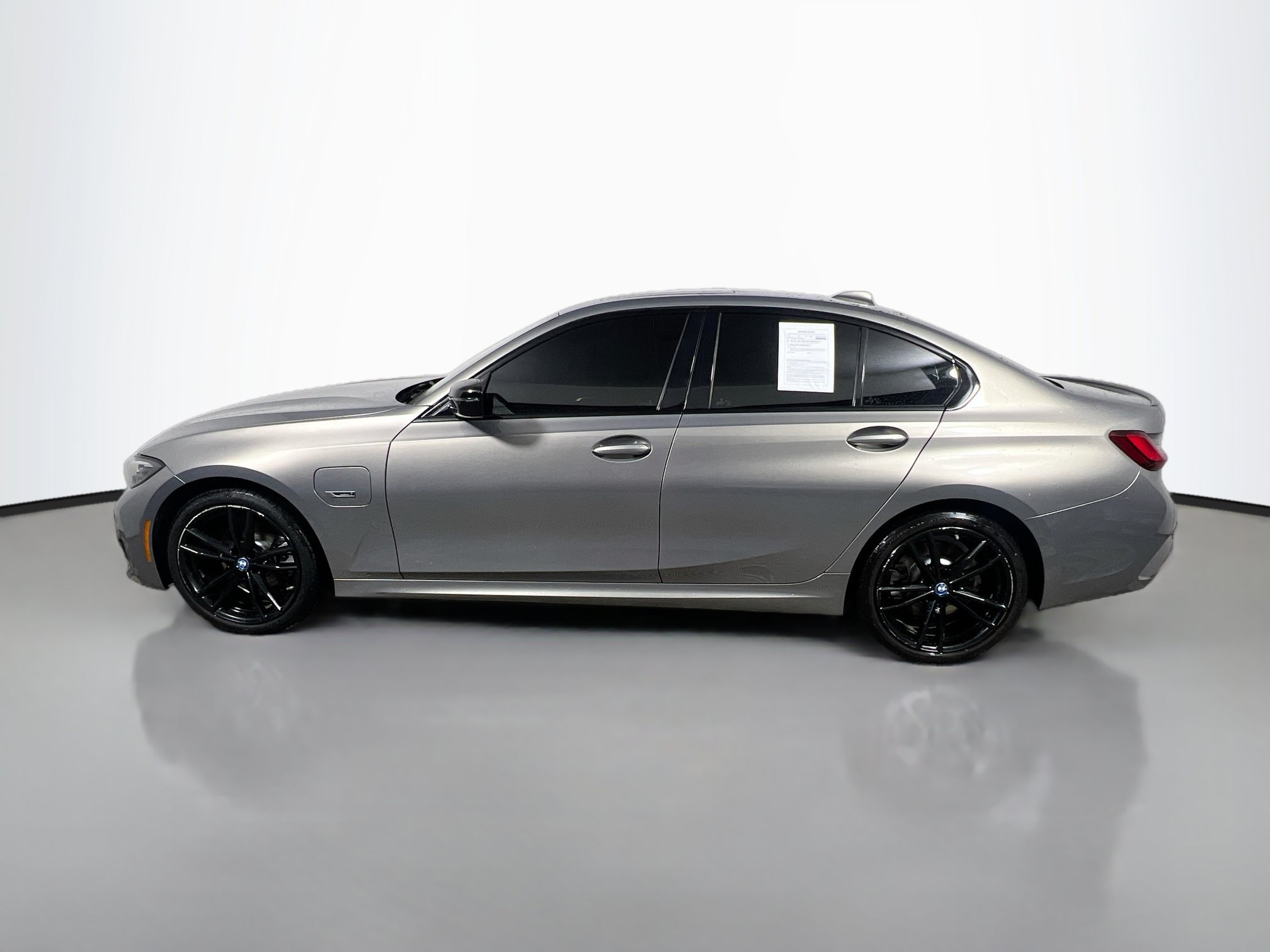 Used 2022 BMW 330e w/ M Sport Package RWD image 9