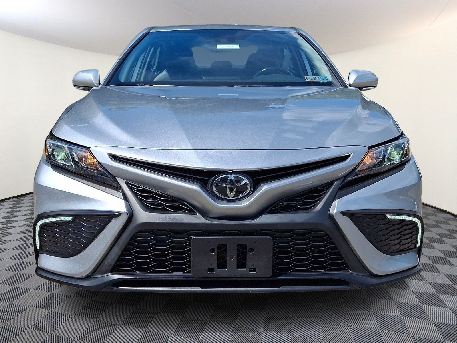 Used 2022 Toyota Camry SE FWD image 2