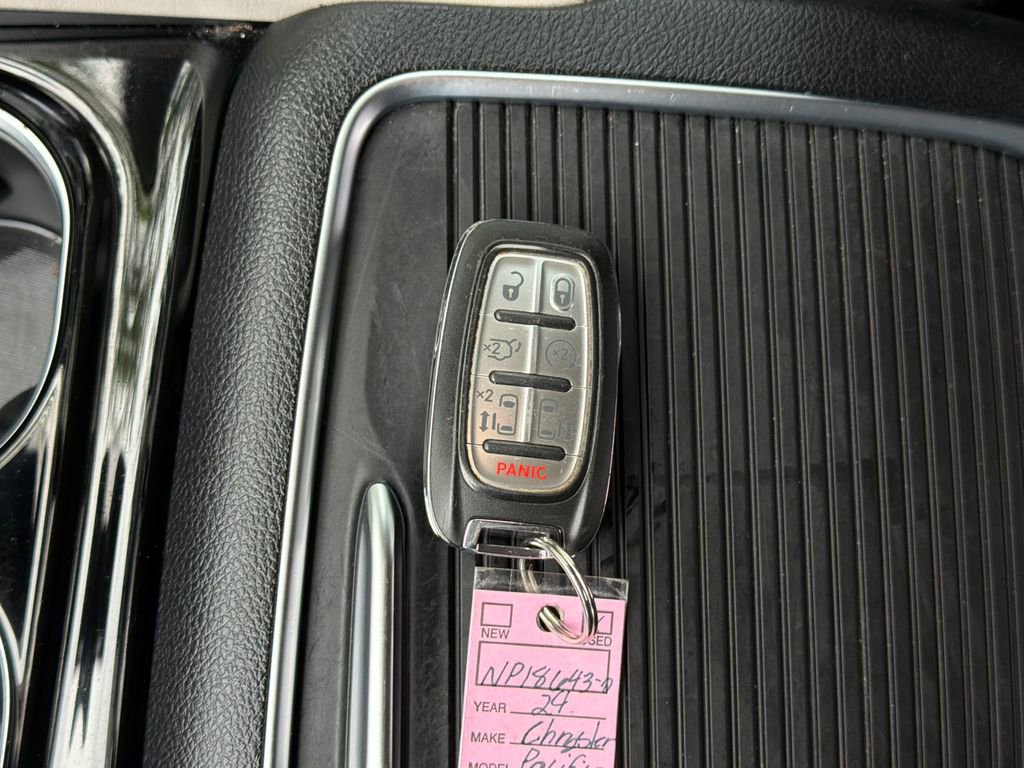 Used 2024 Chrysler Pacifica Limited FWD image 30