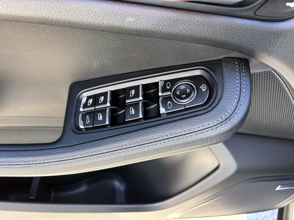 Certified 2025 Porsche Macan image 24