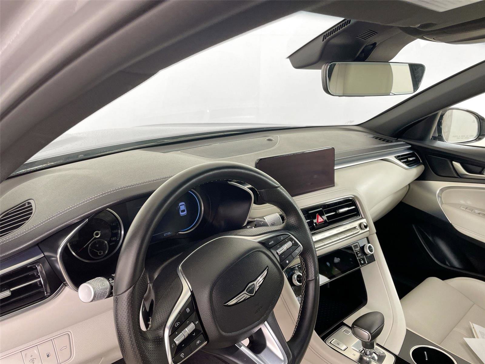 Used 2025 Genesis G70 2.5T image 9