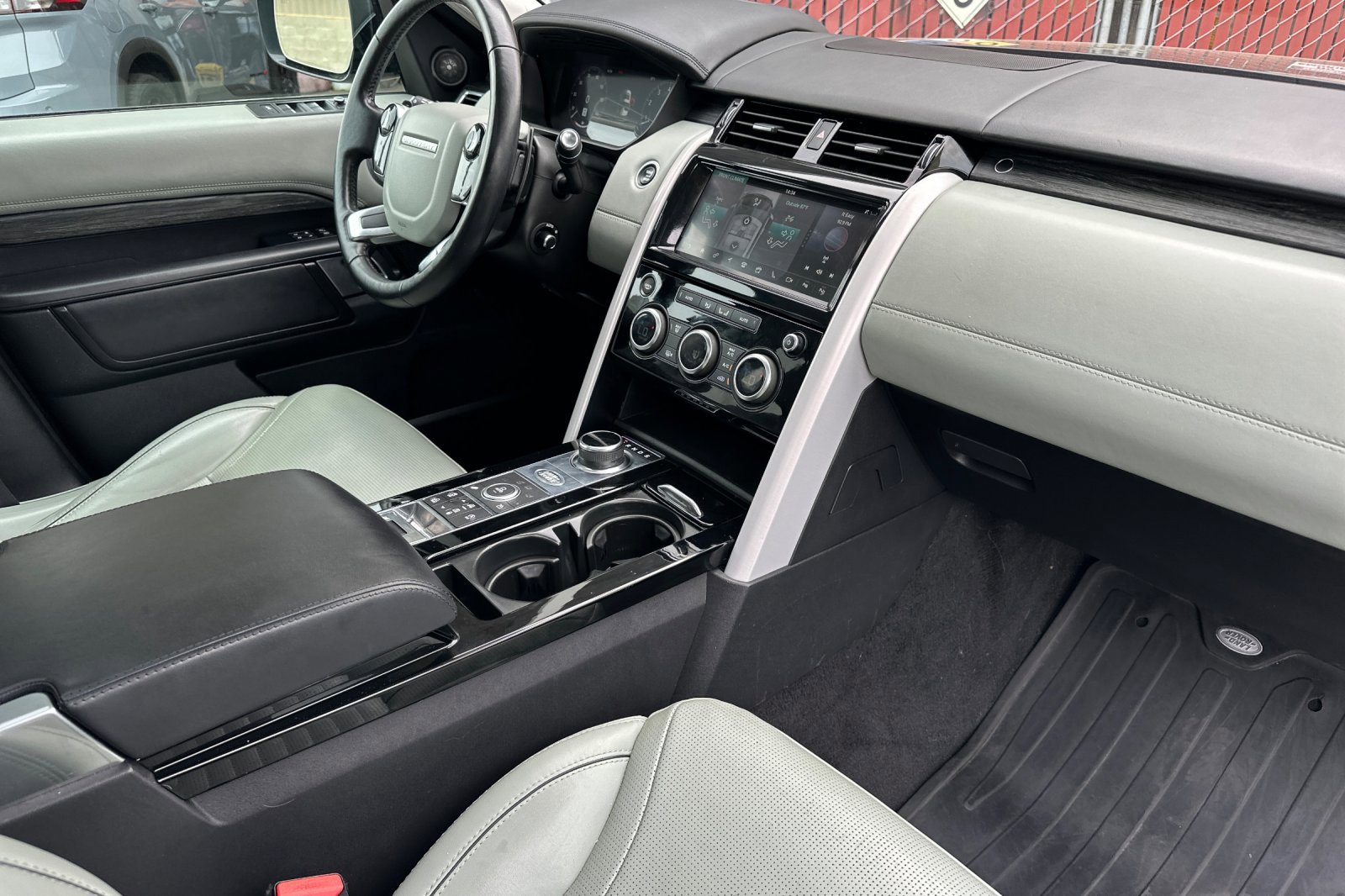 Used 2020 Land Rover Discovery HSE Luxury image 17