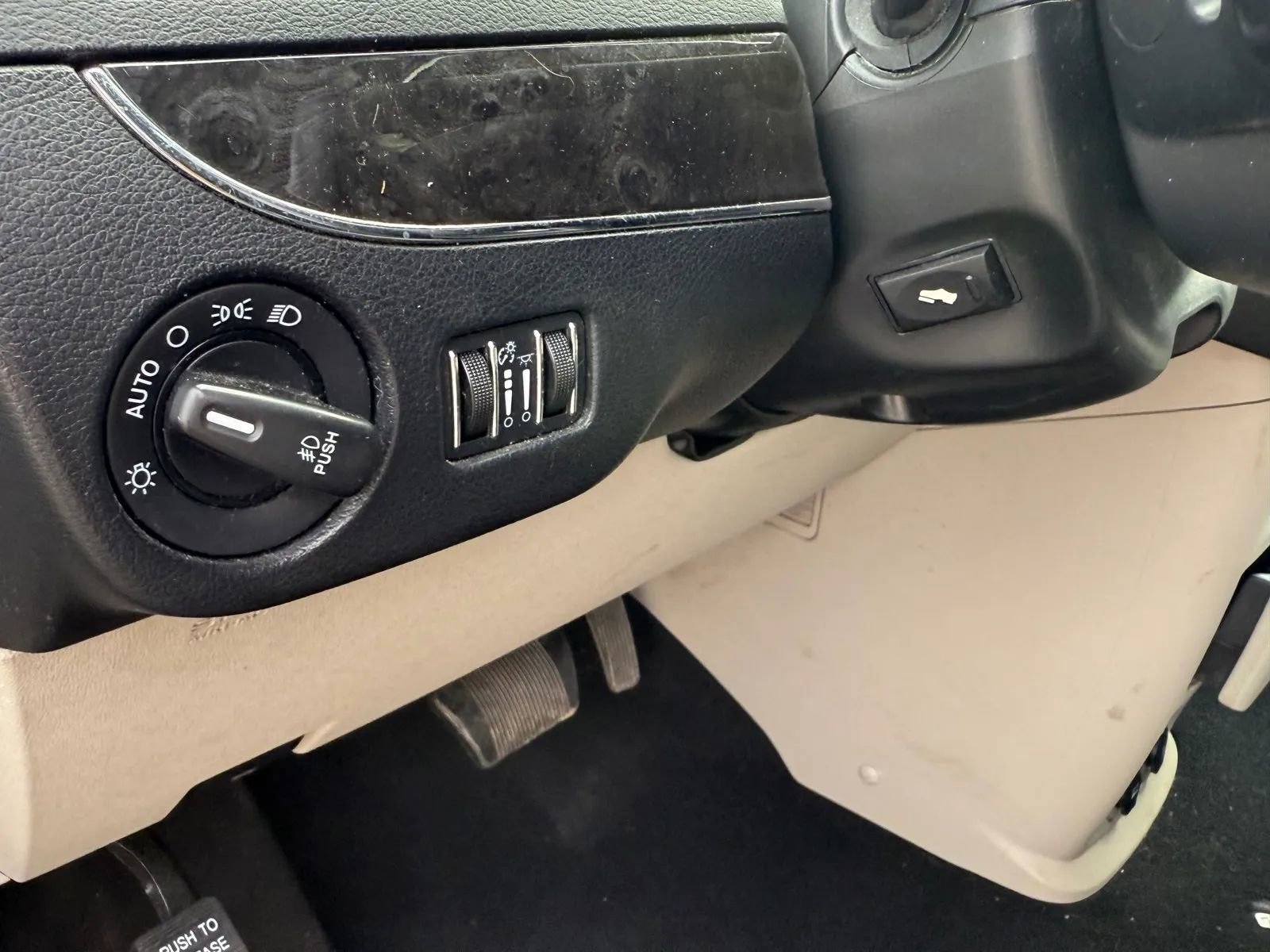 Used 2014 Chrysler Town & Country Limited image 20