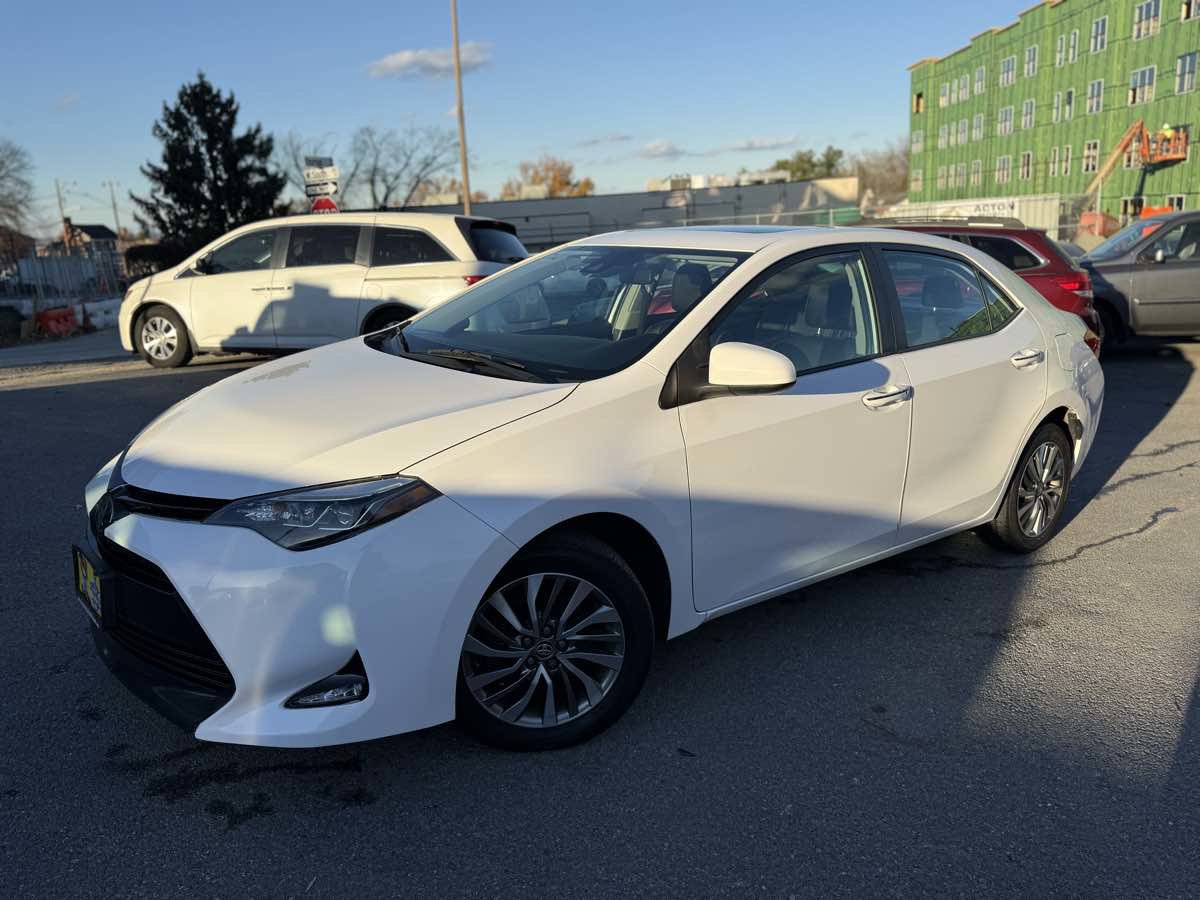 Used 2018 Toyota Corolla XLE image 3