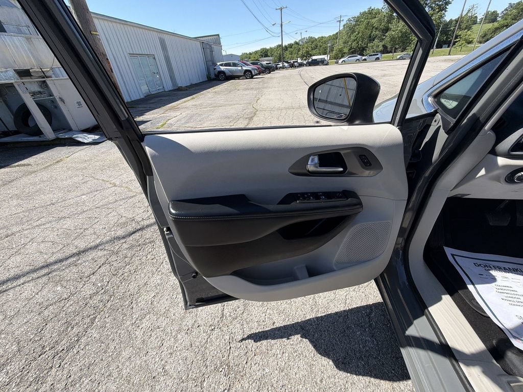 Used 2023 Chrysler Pacifica Touring-L FWD image 13