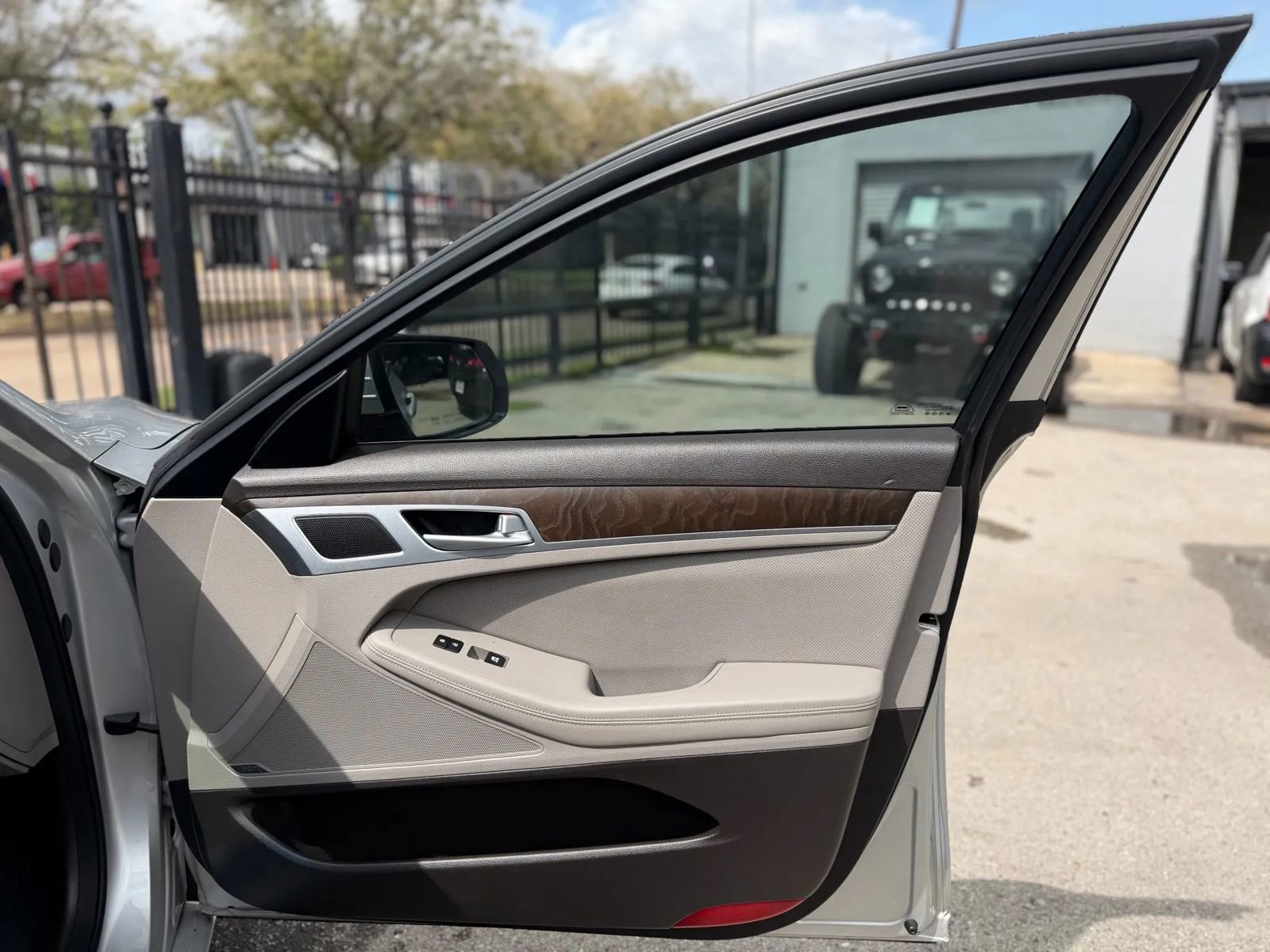 Used 2015 Hyundai Genesis 5.0 image 9