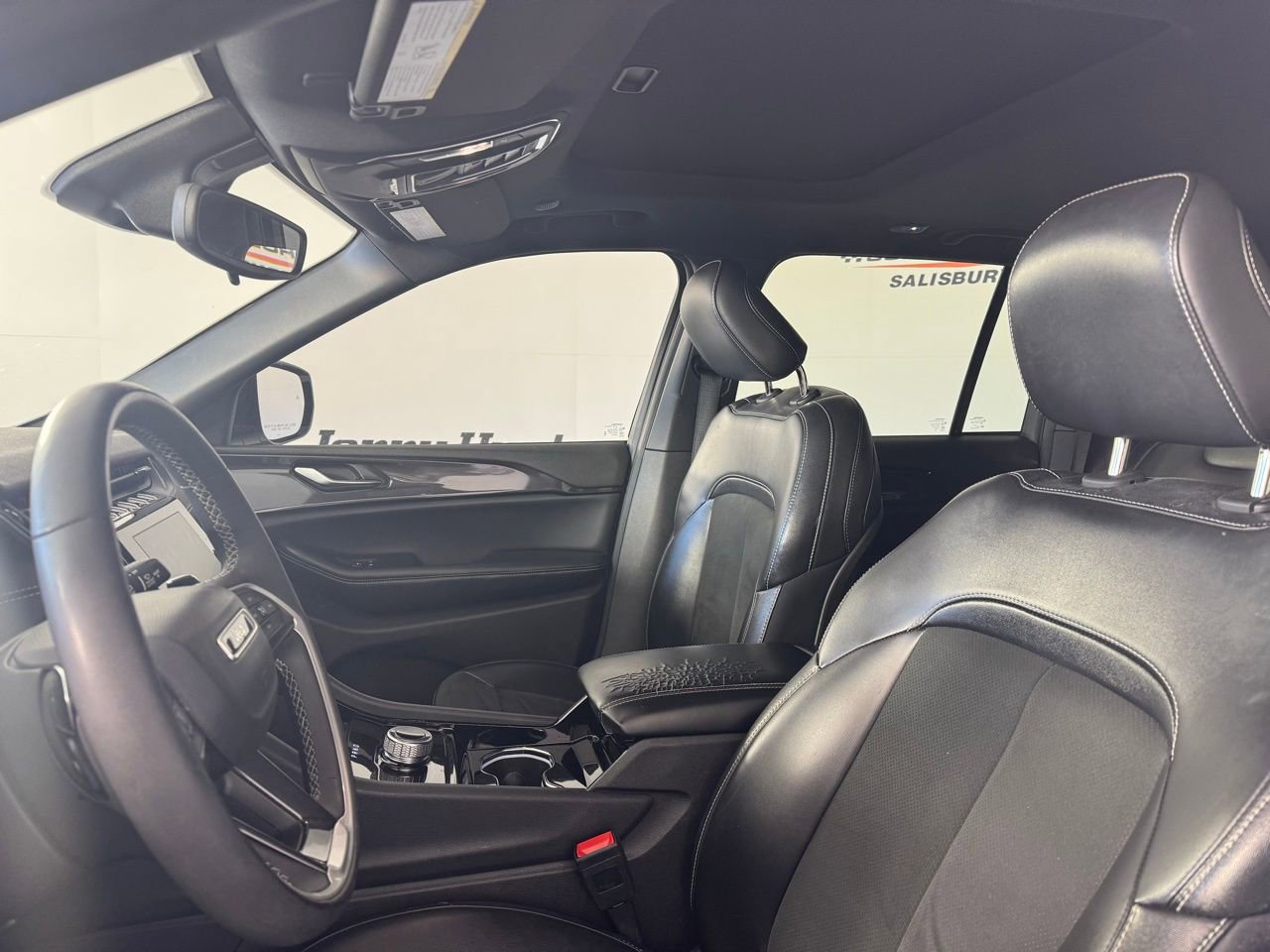 Used 2023 Jeep Grand Cherokee Altitude RWD image 5