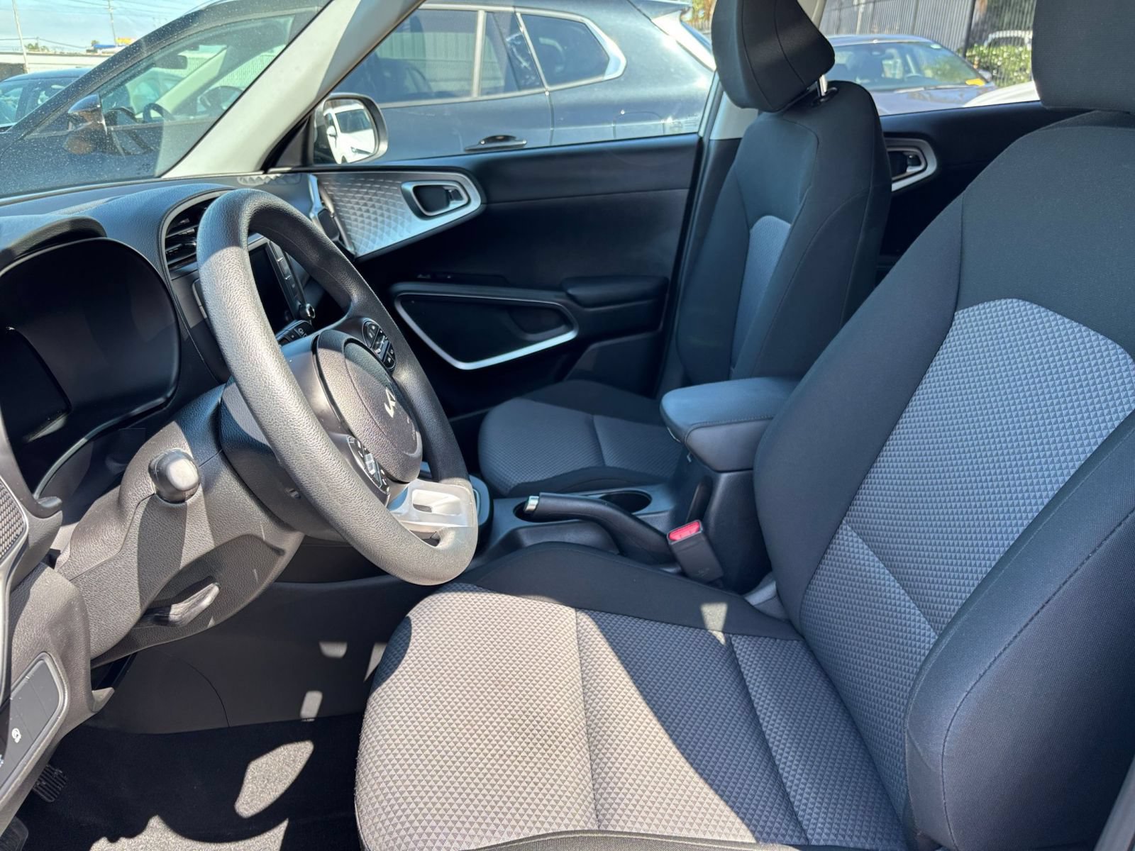 Used 2025 Kia Soul LX w/ LX Technology Package FWD image 24