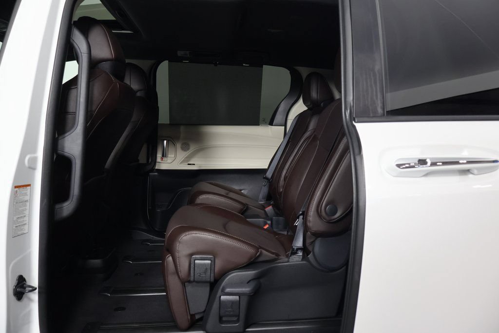Used 2024 Toyota Sienna Platinum FWD image 11