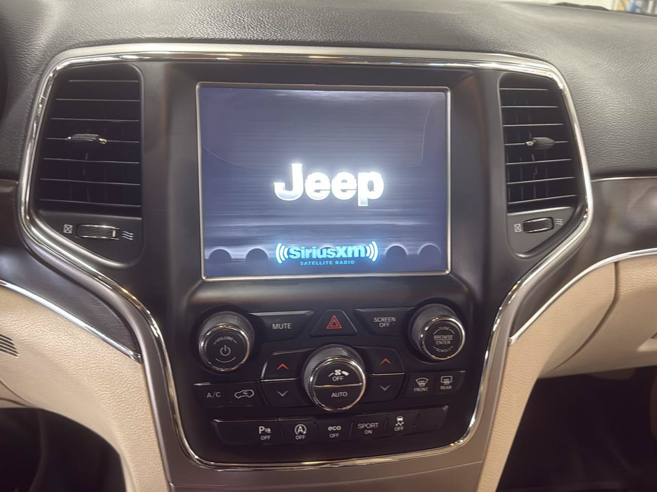 Used 2018 Jeep Grand Cherokee Limited w/ Luxury Group II AWD/4WD image 17