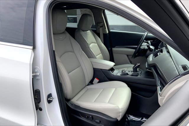 Used 2023 Cadillac XT4 Luxury w/ Cold Weather Package AWD/4WD image 6