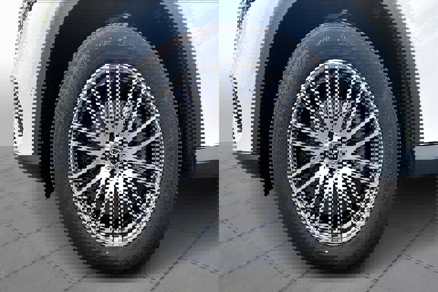 Used 2024 Mercedes-Benz GLC 300 4MATIC image 11