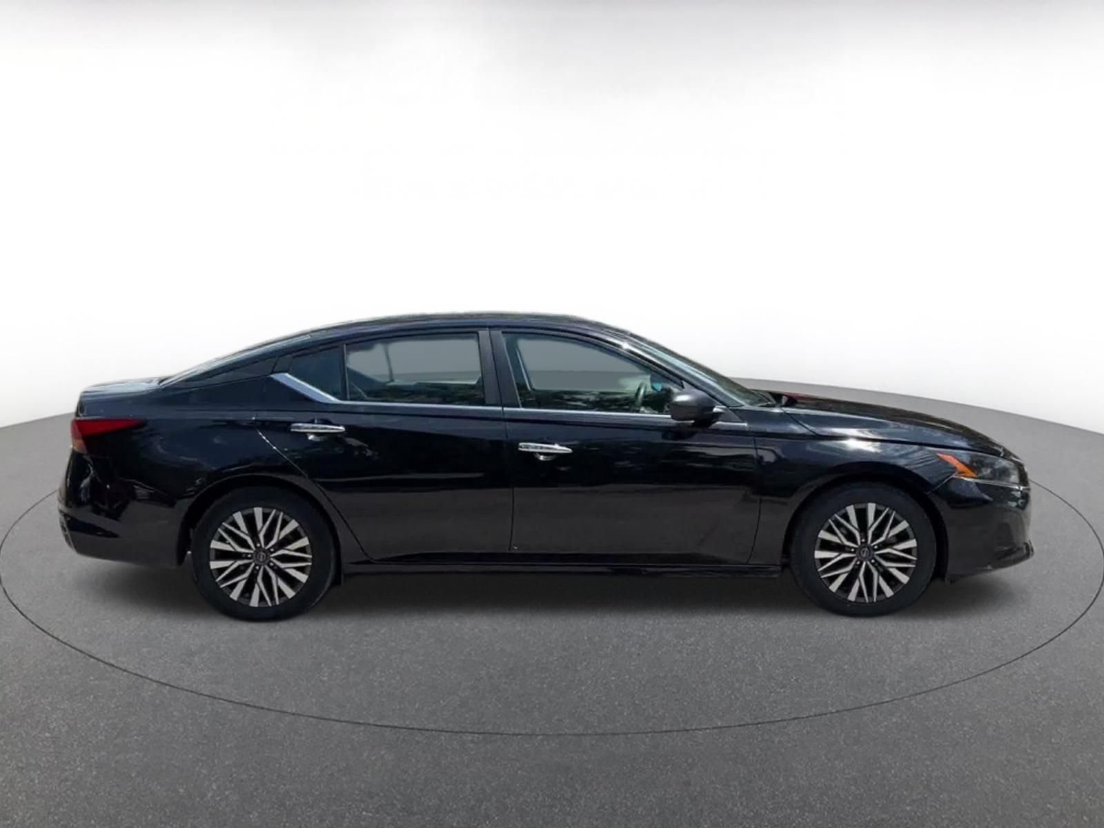 Used 2025 Nissan Altima 2.5 SV FWD image 13