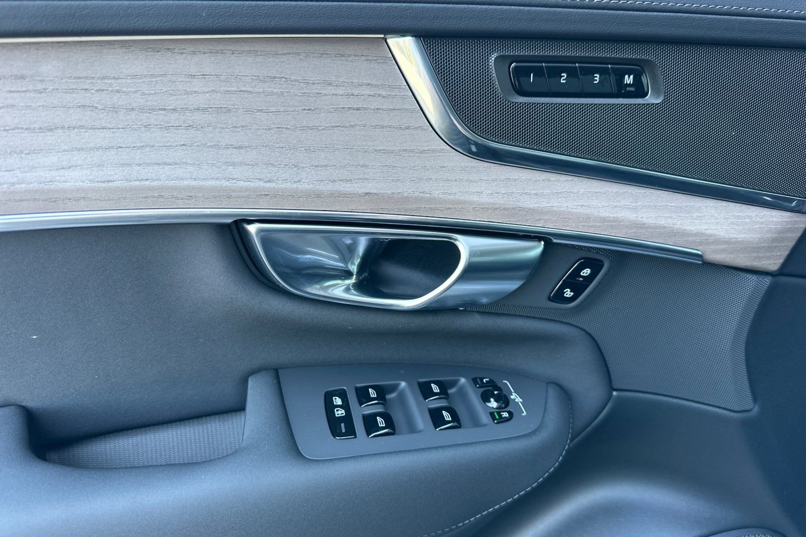 New 2025 Volvo XC90 B6 Core w/ Protection Package Premier AWD/4WD image 10