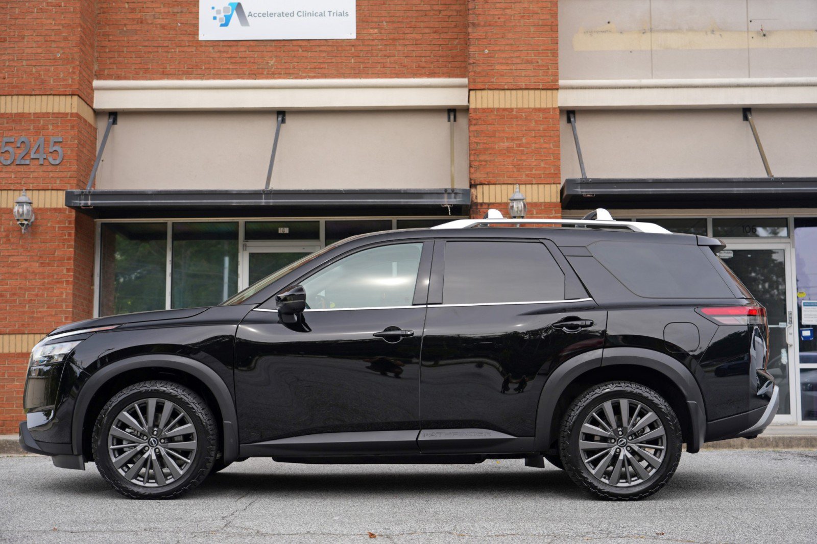 Used 2022 Nissan Pathfinder SL w/ SL Premium Package FWD image 8