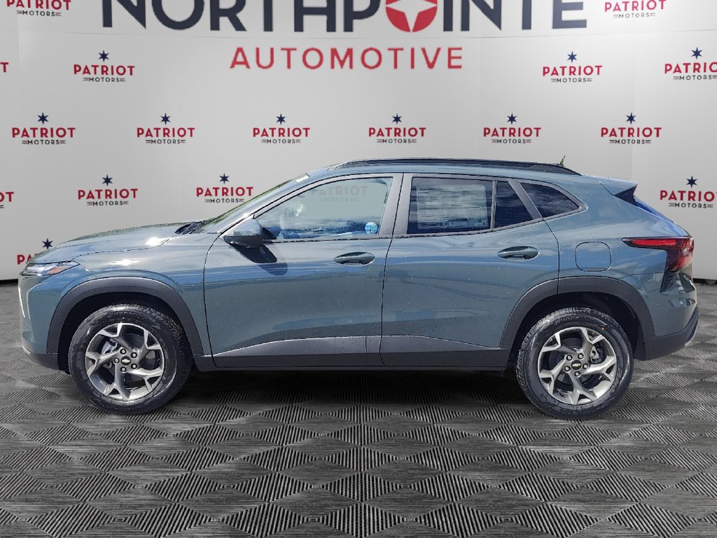 Used 2025 Chevrolet Trax LT FWD image 3