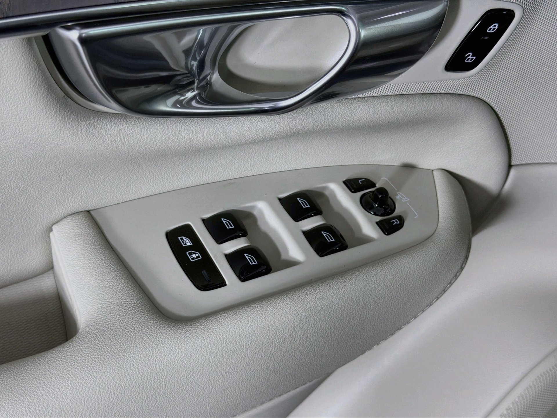 New 2027 Volvo XC90 T8 Ultra AWD/4WD image 17