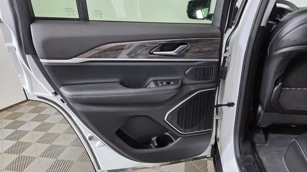 Used 2023 Jeep Grand Cherokee Limited w/ Black Appearance Package image 31