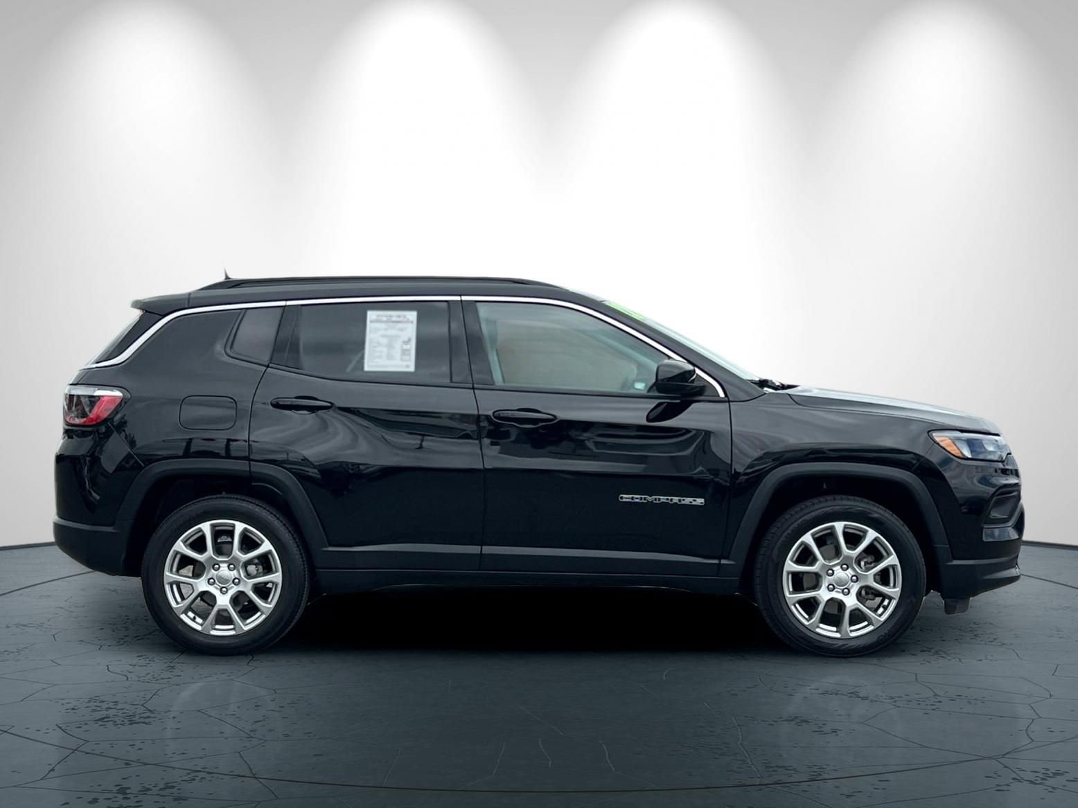 Used 2022 Jeep Compass Latitude AWD/4WD image 3