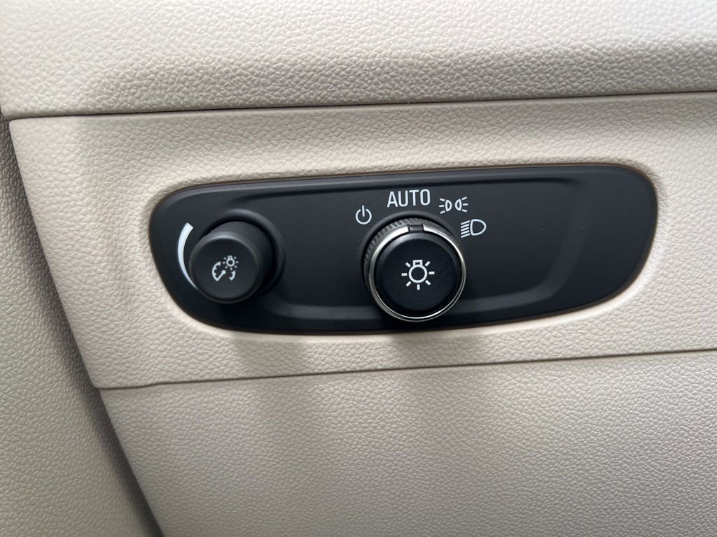 Used 2022 Buick Envision Essence w/ Safety Package image 16