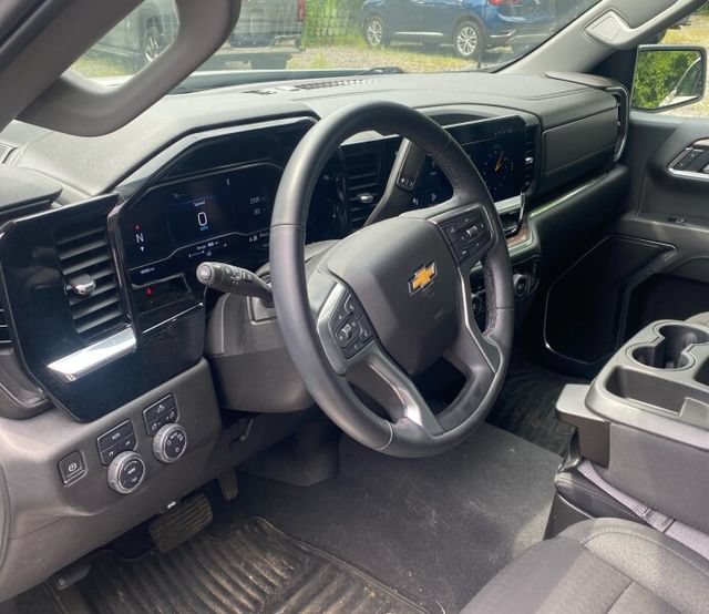 Used 2023 Chevrolet Silverado 1500 LT AWD/4WD image 6