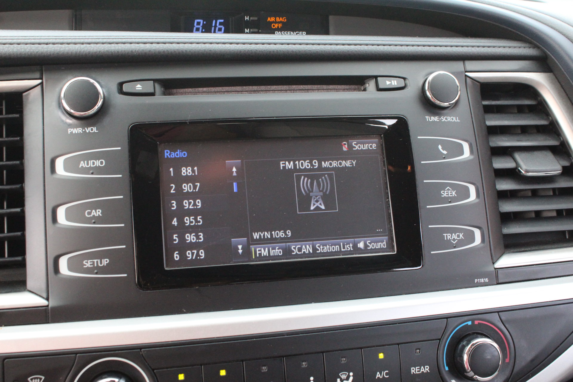 Used 2019 Toyota Highlander LE FWD image 19