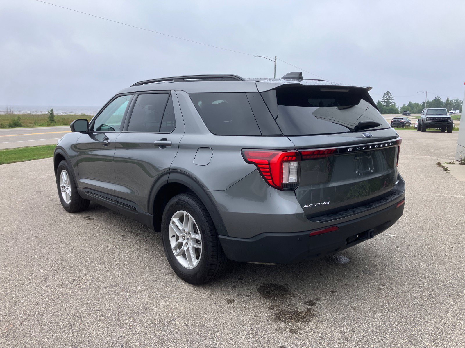 Used 2026 Ford Explorer Active AWD/4WD image 3