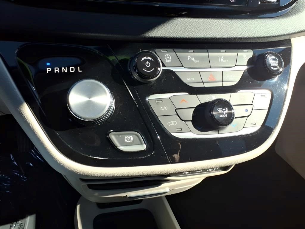 Used 2023 Chrysler Pacifica Touring-L FWD image 10
