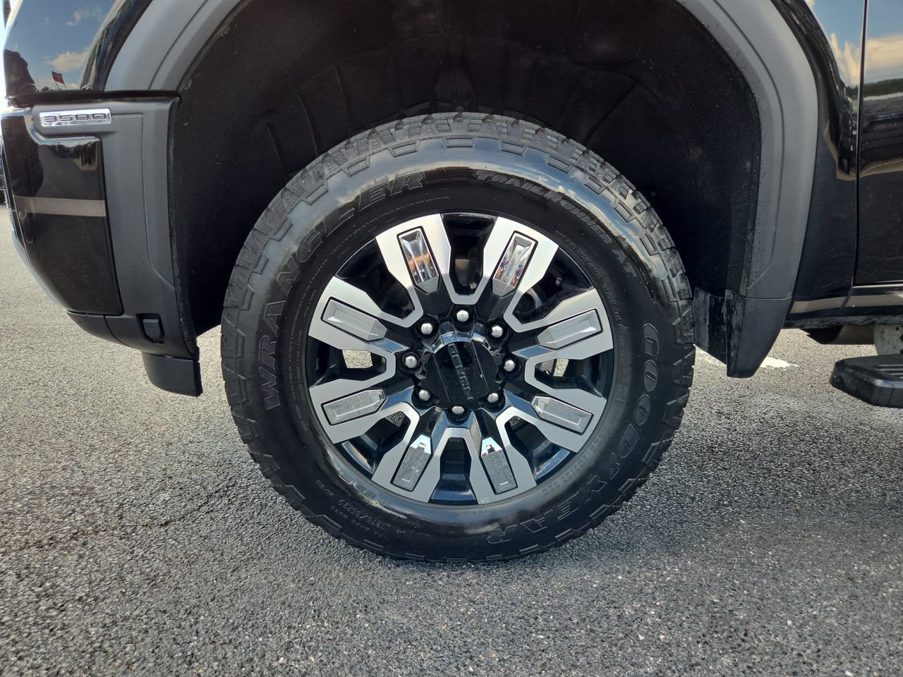 Used 2025 GMC Sierra 3500 Denali w/ Denali Reserve Package AWD/4WD image 10