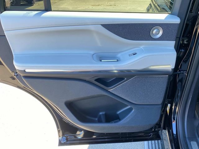 New 2026 Lincoln Navigator Reserve w/ Jet Appearance Package AWD/4WD image 9