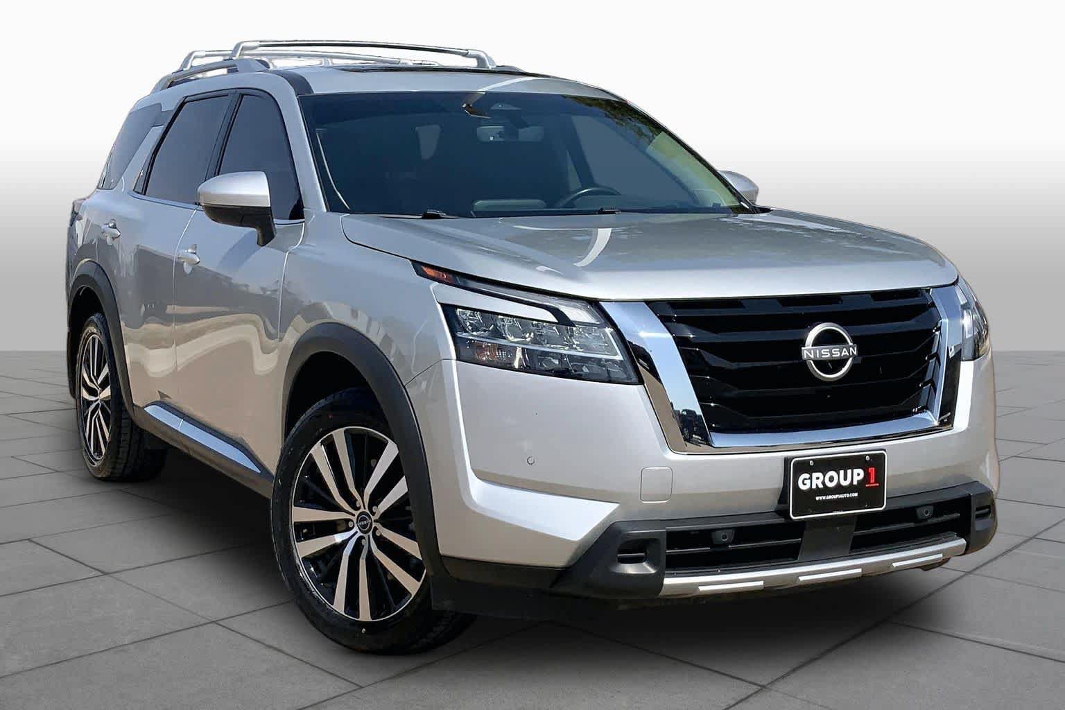 Used 2024 Nissan Pathfinder Platinum FWD image 3