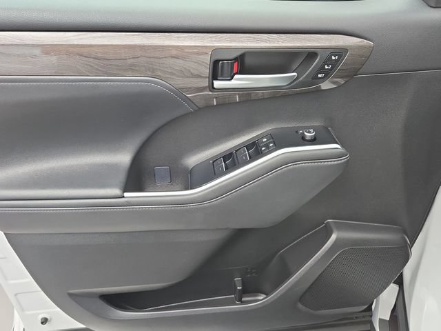 Certified 2025 Toyota Highlander Limited AWD/4WD image 14