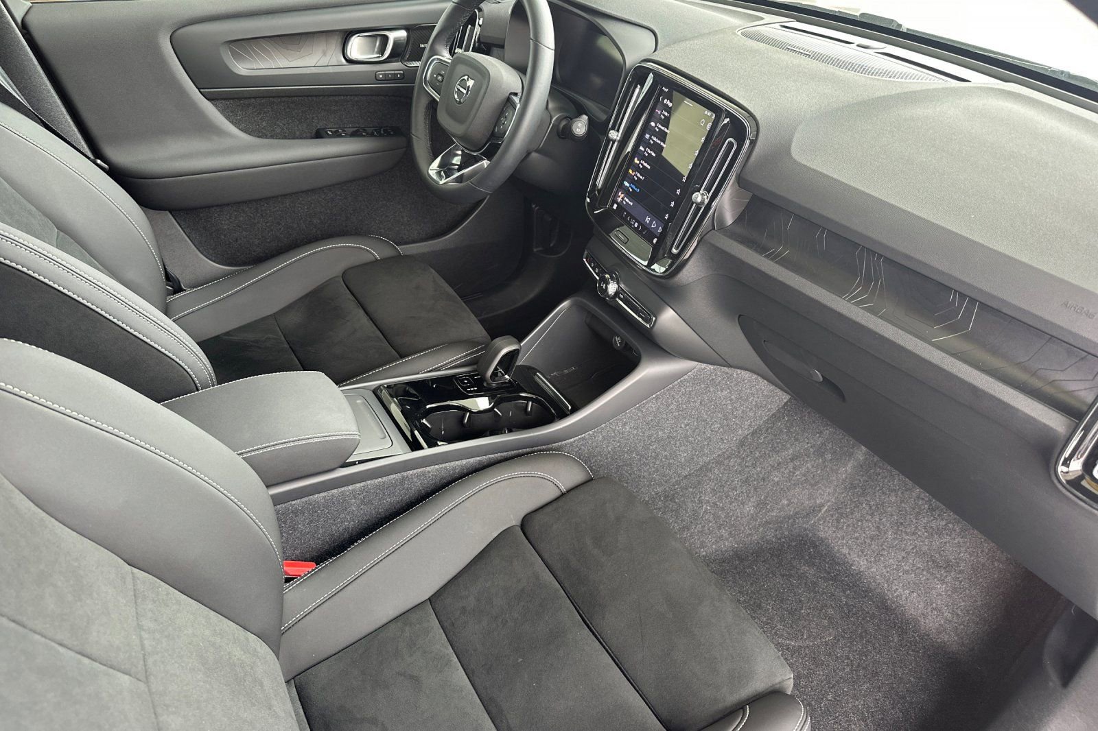 Used 2024 Volvo XC40 Recharge Ultimate w/ Protection Package Premier RWD image 17